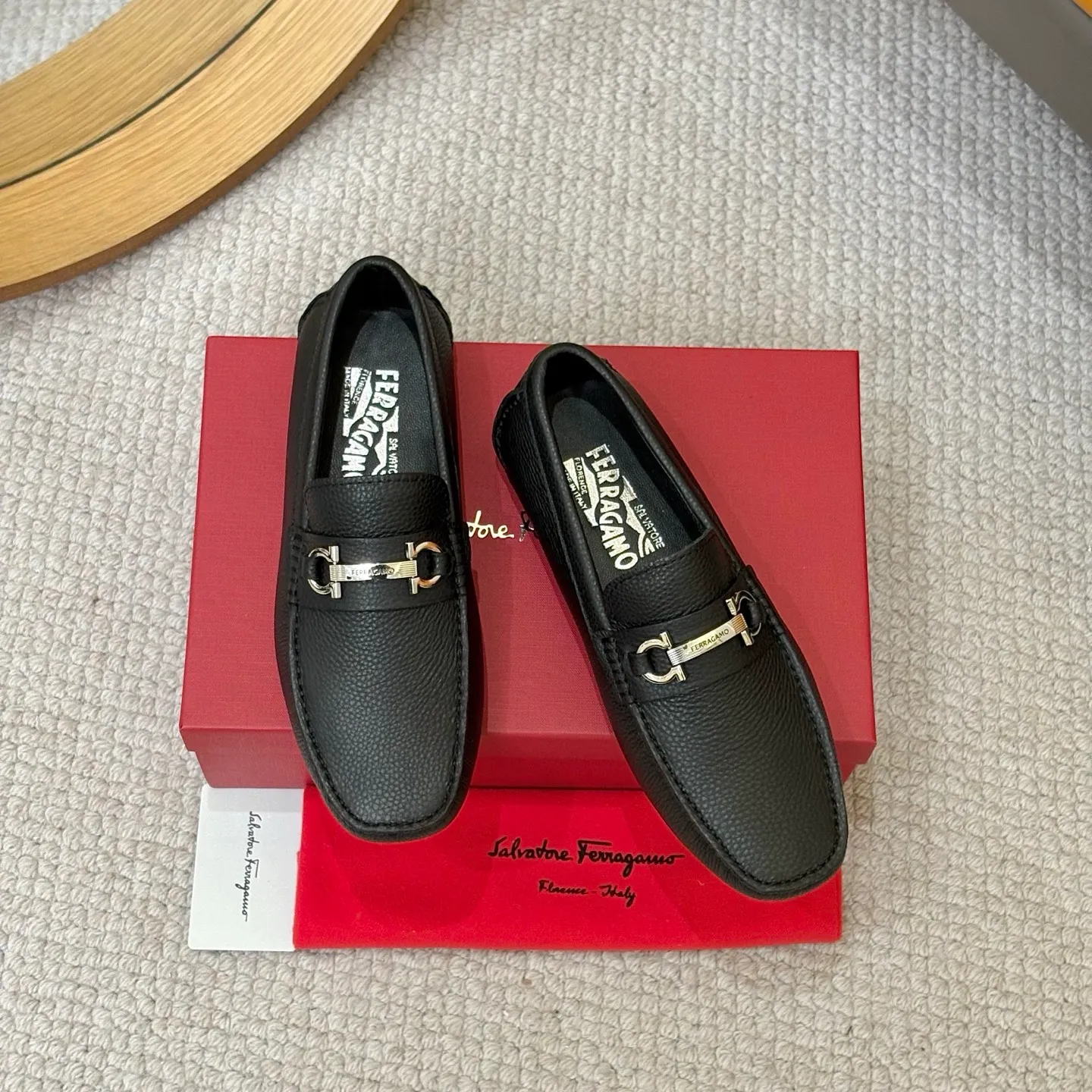Men's men's shoes 💰420 (Yangli) Ferragamo 〰Ferragamo 2⃣️0⃣️2⃣️5️⃣ New series 👊🏻 Upper 🇮🇹 Italian imported calfskin, original outsole molding. Water-dyed sheepskin lining. The identity of every successful man is set off, and the upper and lower shoes are elegant and stable🚶🏻🚶🏻The high-end custom counter original replica is an eternal classic🔍️Number of codes: 38-46 with counter packaging